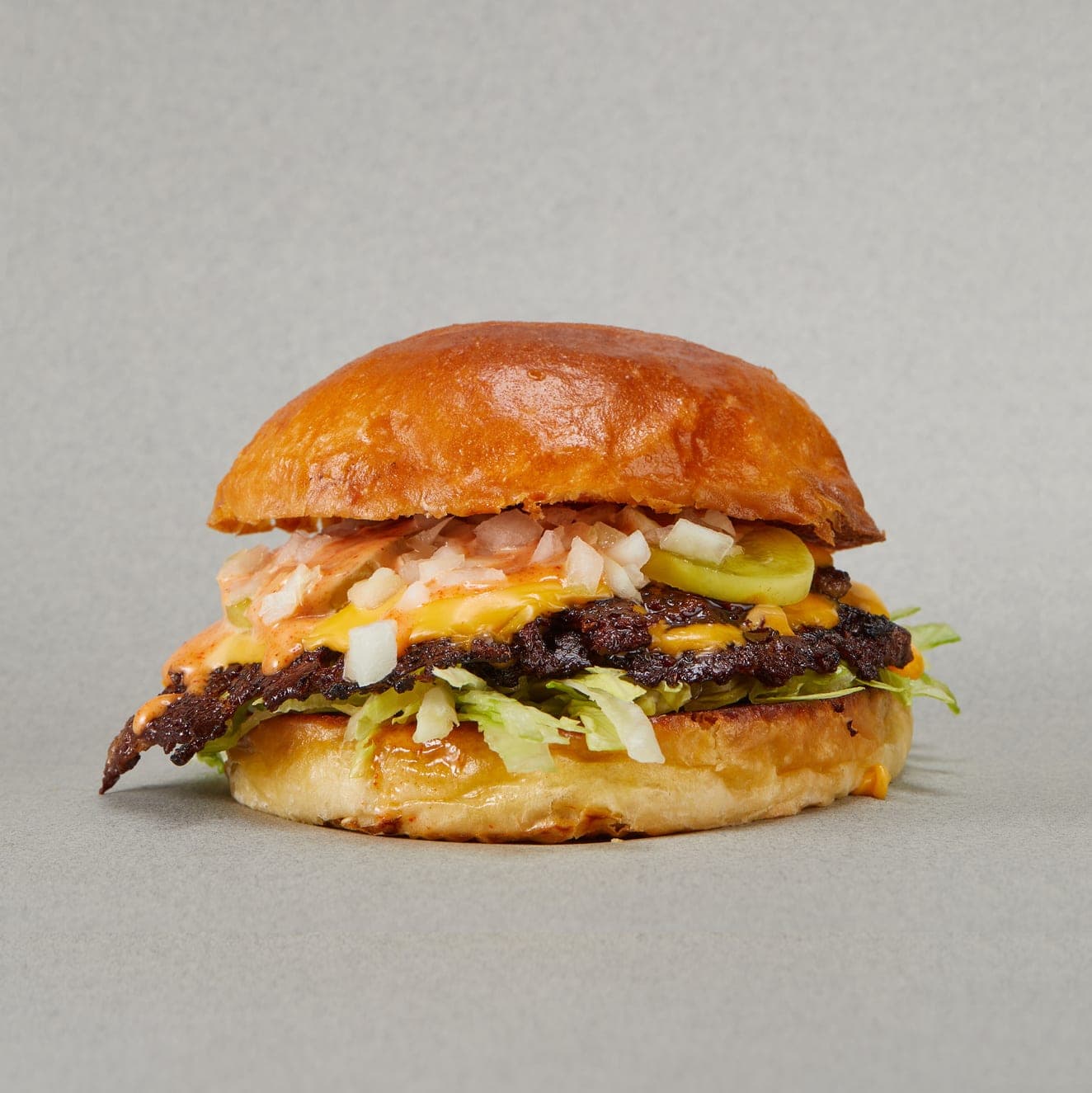 De classic smash burger op een grijze achtergrond