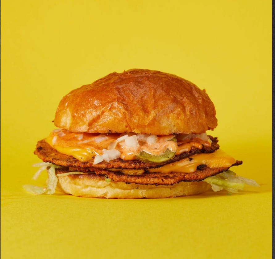 De veggie burger op een gele achtergrond